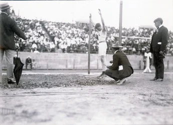 Ray Ewry del New York Athletic Club compitiendo en el salto de longitud en los Juegos Olímpicos de 1904. Ewry ganó el evento